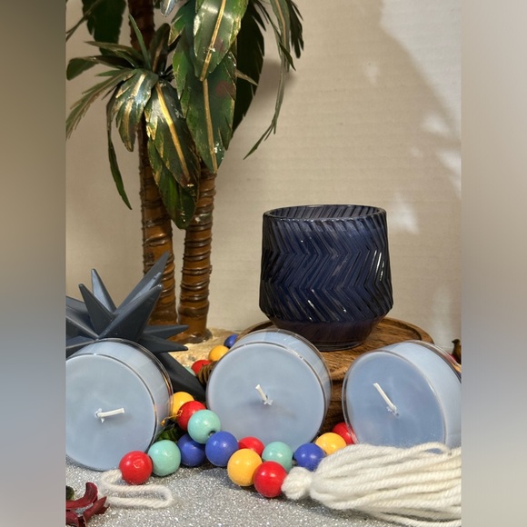 JAMAICAN TEAKWOOD LUXURY HAND POURED SCENT CANDLE. - Picture 4 of 4